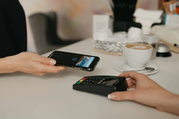 스마트폰으로 지불하는 카페에 Nfc 기술을 이용한다 바리스타 가커피숍에서 고객에게 지불하기 — 스톡 사진
