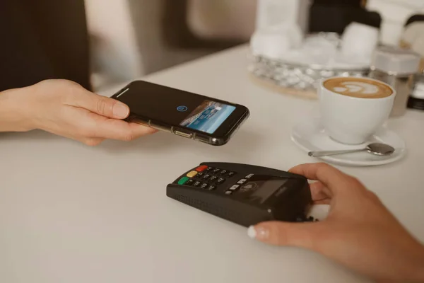 Una Mujer Que Paga Café Con Leche Con Teléfono Inteligente — Foto de Stock