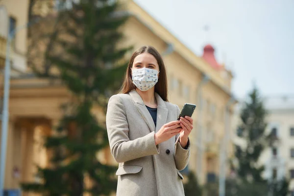 Una Chica Morena Con Pelo Largo Una Mascarilla Médica Para —  Fotos de Stock