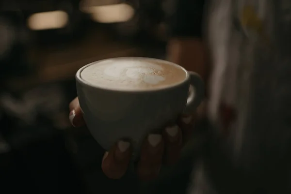 Eine Barista Hält Einem Café Eine Tasse Heißen Latte Der — Stockfoto