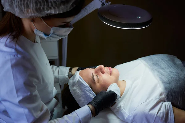 Cosmetóloga Que Lleva Una Mascarilla Quirúrgica Guantes Médicos Desechables Limpia — Foto de Stock