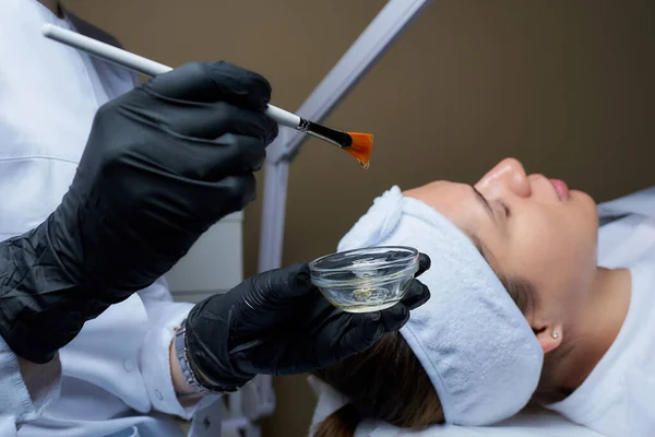 Una Cosmetóloga Que Usa Guantes Médicos Desechables Negros Prepara Para — Foto de Stock