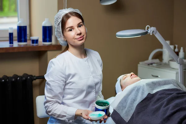 Una Cosmetóloga Atractiva Posando Con Gel Para Cuidado Piel Cerca — Foto de Stock