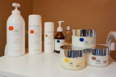 Minsk, Belarus - 05.20.2020: Holyland Laboratuvarları / HL 'nin çeşitli türleri kozmetoloji ofisinde beyaz bir tramvay arabasında.