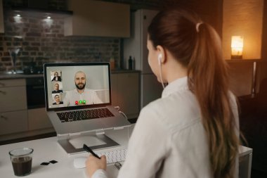 İş kadını, patronuyla ve meslektaşlarıyla çevrimiçi bir toplantı sırasında bir video konferansında. Ortaklarla görüntülü görüşme yapan bir adam. Çok ırklı iş adamları bir video görüşmesinde tartışıyorlar 