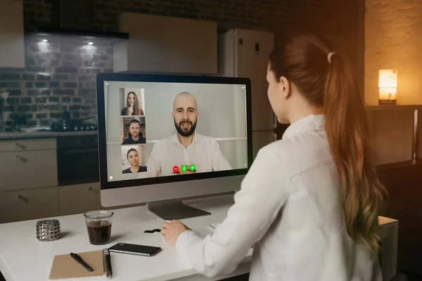 Vue Arrière Femme Travaillant Distance Parlant Ses Collègues Des Affaires — Photo
