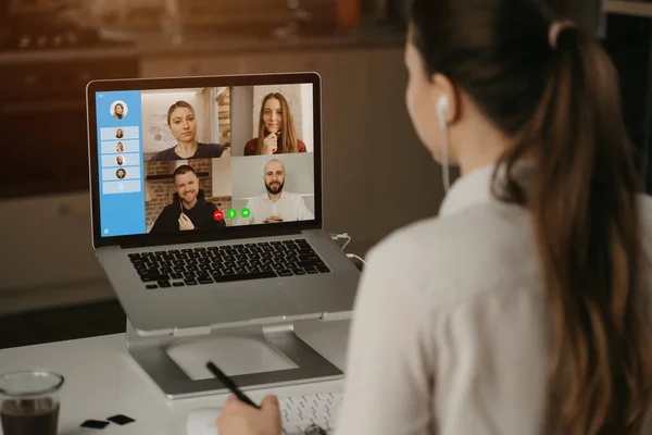 Una Retrospectiva Una Mujer Negocios Casa Una Videoconferencia Con Sus —  Fotos de Stock