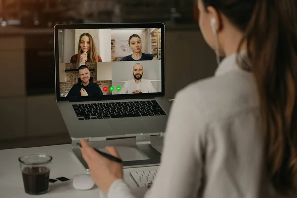 Uma Visão Traseira Uma Mulher Trabalhando Remotamente Uma Videoconferência Com — Fotografia de Stock