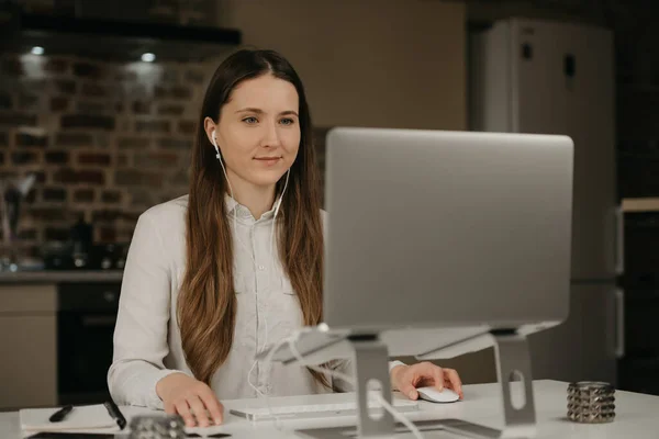 Travail Distance Une Femme Caucasienne Avec Des Écouteurs Travaillant Distance — Photo