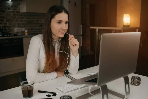 Travail Distance Une Femme Caucasienne Avec Des Écouteurs Fonctionnant Distance — Photo