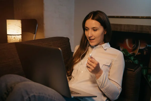 Uzaktan Kumanda Kulaklıklı Laptopuyla Uzaktan Çalışan Beyaz Bir Kadın Mutlu — Stok fotoğraf