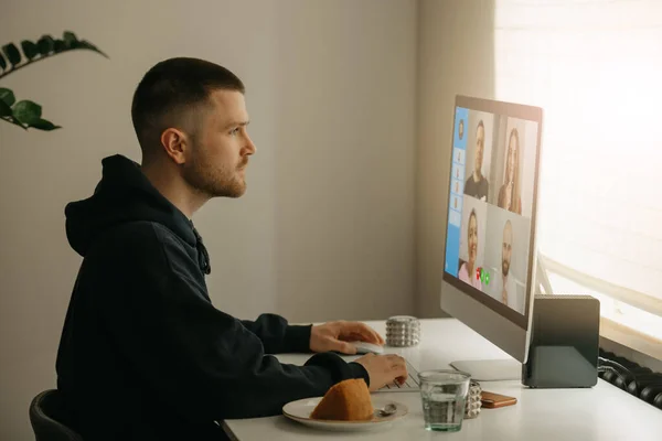 Fernbedienung Ein Mann Während Eines Videogesprächs Mit Seinen Kollegen Auf — Stockfoto