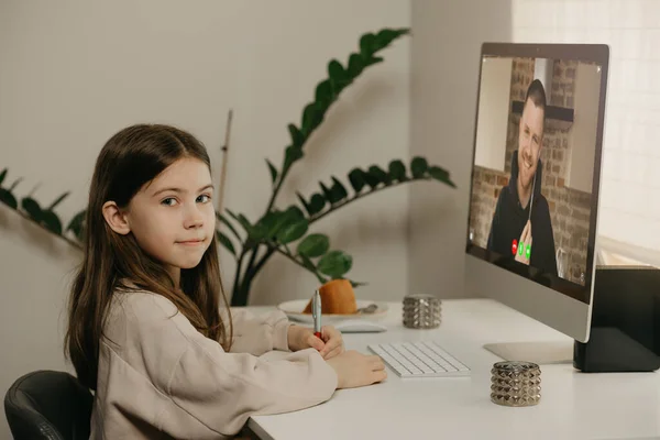 Enseignement Distance Une Jeune Fille Aux Cheveux Longs Étudie Distance — Photo