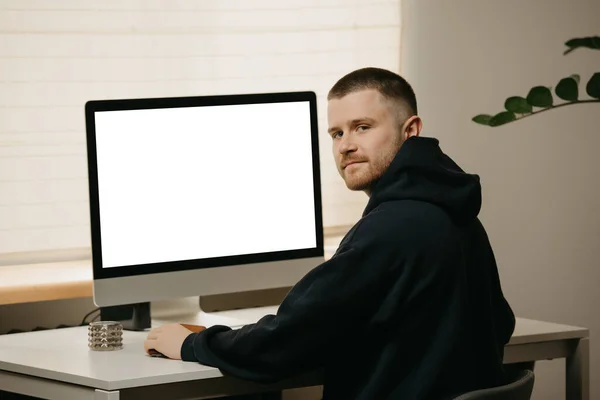 Fernbedienung Ein Geschäftsmann Arbeitet Aus Der Ferne Mit Einem Großen — Stockfoto