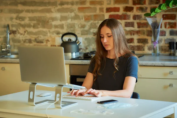 Seorang Wanita Kaukasia Yang Bekerja Dari Jarak Jauh Laptop Selama — Stok Foto