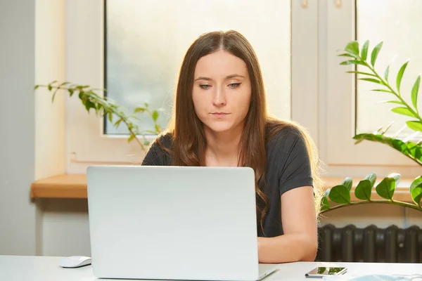 Egy Kaukázusi Hölgy Távirányítással Dolgozik Laptopján Karantén Alatt Hogy Elkerülje — Stock Fotó