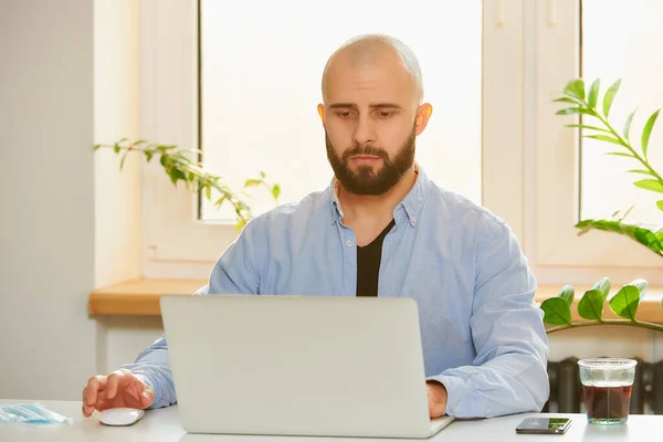 Hombre Caucásico Con Barba Trabajando Remotamente Portátil Durante Cuarentena Para — Foto de Stock