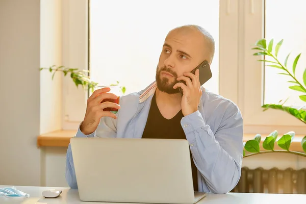 Ein Mann Der Während Der Quarantäne Ferngesteuert Seinem Laptop Arbeitet — Stockfoto