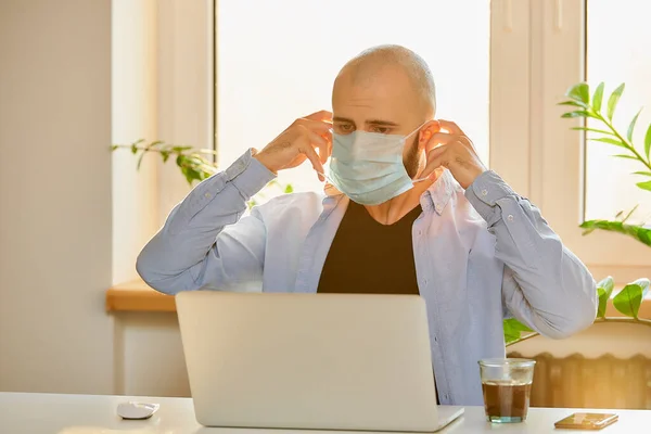 Ein Mann Der Während Der Quarantäne Ferngesteuert Seinem Laptop Arbeitet — Stockfoto