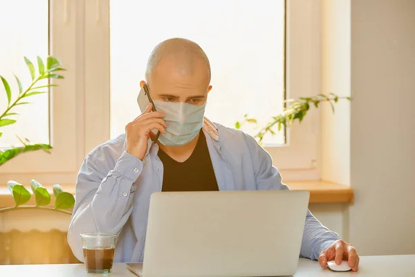Muž Obličejovou Maskou Studující Vzdáleně Svém Notebooku Během Karantény Aby — Stock fotografie
