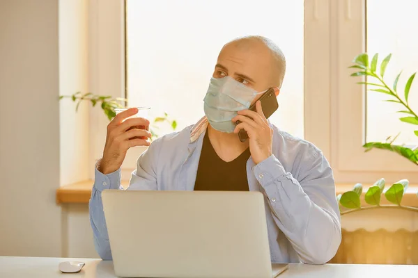 Ein Mann Mit Medizinischer Gesichtsmaske Studiert Während Der Quarantäne Auf — Stockfoto