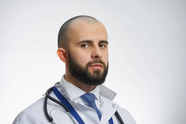 髭を生やした医師の肖像画 白い研究室のコート 青いネクタイ 聴診器の医師 — ストック写真