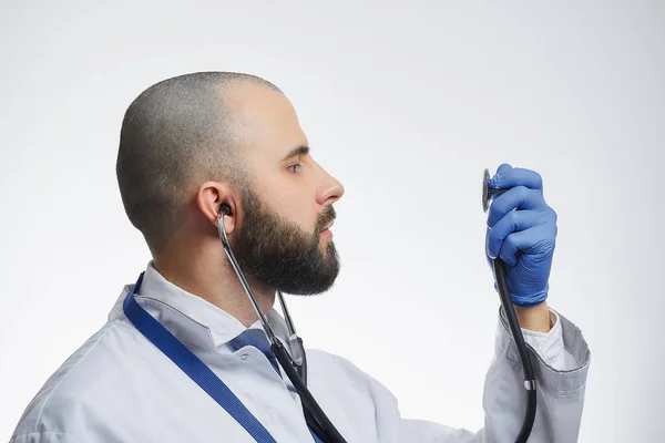 Médico Con Estetoscopio Mirando Cabeza Mano Médico Con Una Barba — Foto de Stock