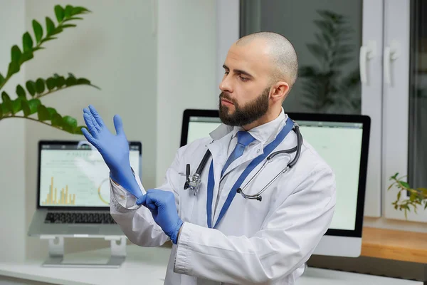 Biały Lekarz Zakładający Jednorazowe Rękawiczki Medyczne Swoim Biurze Lekarz Przygotowujący — Zdjęcie stockowe
