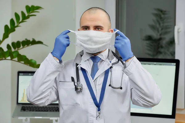 Médico Caucasiano Tirar Uma Máscara Protectora Escritório Médico Careca Com — Fotografia de Stock