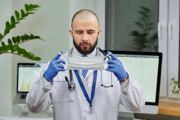 Médico Caucasiano Pôr Uma Máscara Protectora Escritório Médico Que Prepara — Fotografia de Stock