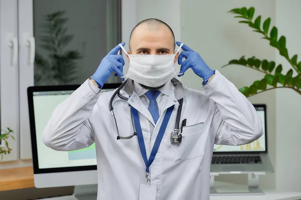 Médico Caucasiano Pôr Uma Máscara Facial Escritório Médico Careca Com — Fotografia de Stock