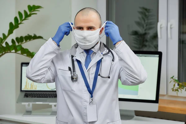 Médico Caucasiano Tirar Uma Máscara Protectora Escritório Médico Careca Com — Fotografia de Stock