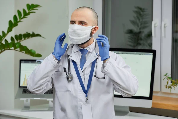 Médico Caucasiano Corrigindo Uma Máscara Protetora Para Evitar Propagação Coronavírus — Fotografia de Stock