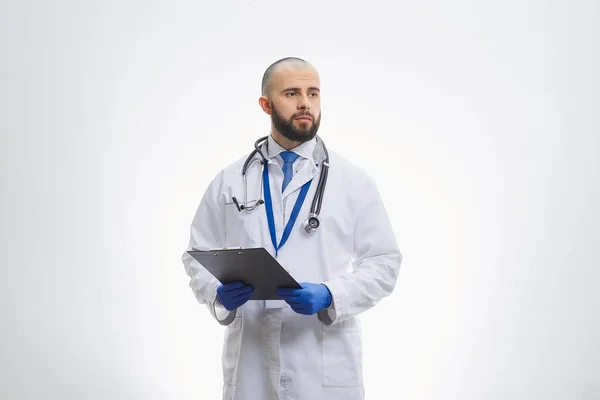 Médico Con Estetoscopio Portapapeles Con Guantes Médicos Desechables Médico Calvo —  Fotos de Stock