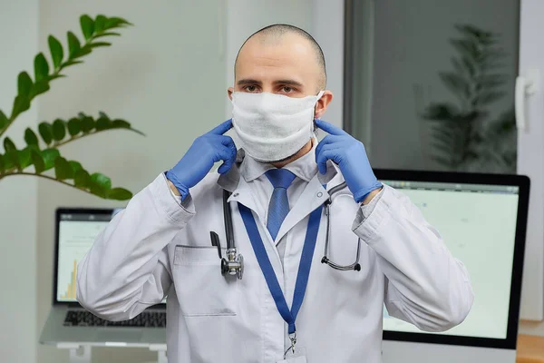 Egy Kaukázusi Orvos Aki Kijavít Egy Védőmaszkot Hogy Elkerülje Koszorúér — Stock Fotó