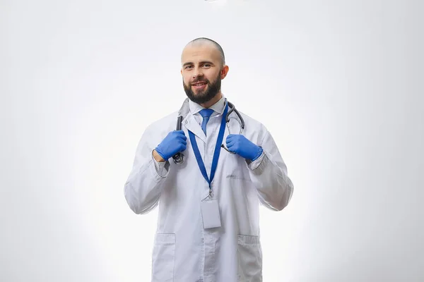 聴診器を持った使い捨て医療用手袋の幸せな医師 ひげを生やした医者が患者を診察する準備をしている — ストック写真