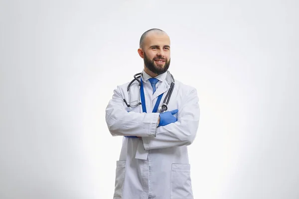 腕を持つ幸せな医者は聴診器で使い捨ての医療用手袋で胸の上を横切った 髭を生やしたはげ医者と患者を調べる準備をする笑顔 — ストック写真