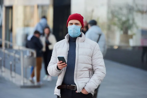 Hombre Caucásico Que Usa Una Mascarilla Médica Para Evitar Propagación —  Fotos de Stock