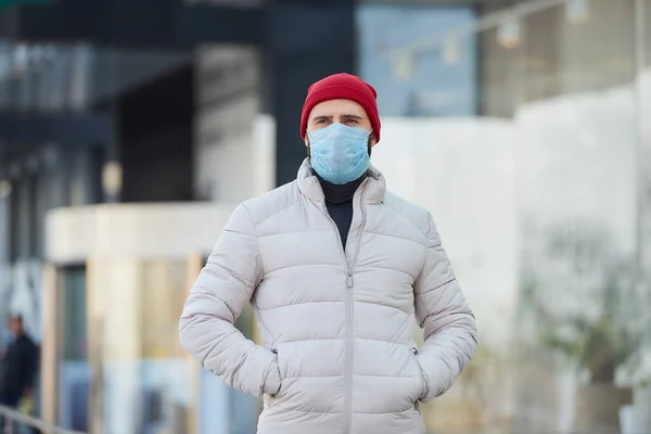 Hombre Caucásico Que Usa Una Mascarilla Médica Para Evitar Propagación —  Fotos de Stock