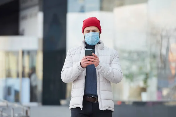 Hombre Con Barba Que Lleva Una Mascarilla Médica Para Evitar —  Fotos de Stock