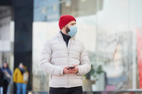 Hombre Con Barba Que Lleva Una Mascarilla Médica Para Evitar —  Fotos de Stock