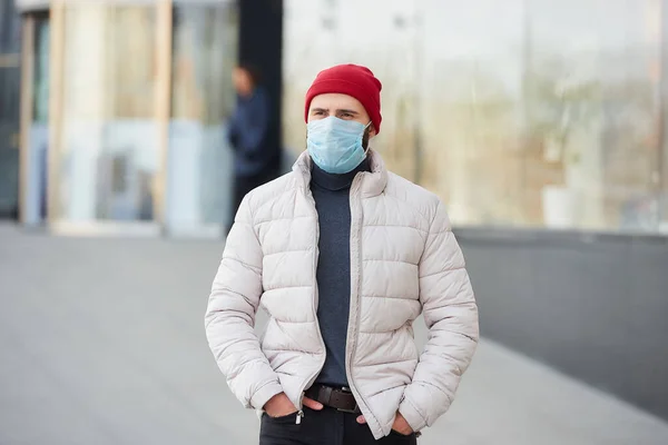 戴口罩的男人戴口罩的男人 以避免扩散的头孢病毒 Covid 在市中心的牛仔裤口袋里牵着手 脸上戴着面具的人 — 图库照片