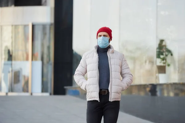戴口罩的男人戴口罩的男人 以避免扩散的头孢病毒 Covid 在市中心的衣袋里牵着手 脸上戴着面具的人 — 图库照片