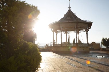 Şehrin küçük parkında gün doğumu San Marcos-Guatemala 'daki eski büfe-merkez parkı ile birlikte.