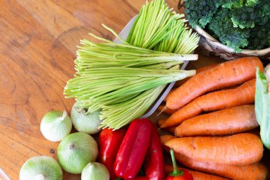 Tahta masada taze organik sebzeler - yerel market taze sebze, bahçe ürünü