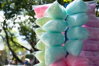 Plastik torbalarda renkli pamuk şeker - Guatemala 'da pamuk şeker satışı