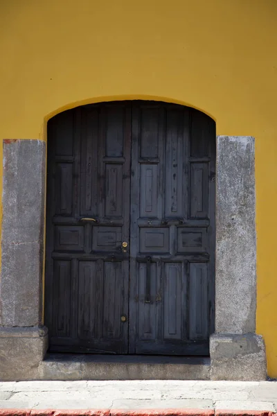 Puerta vieja en ciudad colonial con muralla amarilla Antigua Guatemala — Foto de Stock