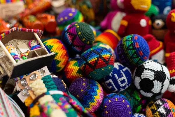 Tipik Guatemala topları renkli yün ile yapılır - geleneksel toplar