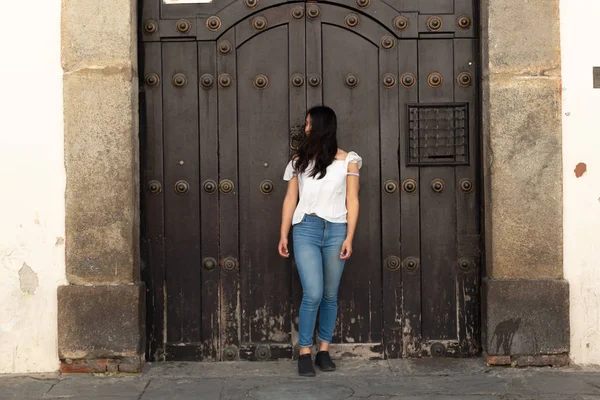 Hispánský turista obrací vidět v koloniálním městě - Antigua Guatemala - starobylé dveře — Stock fotografie