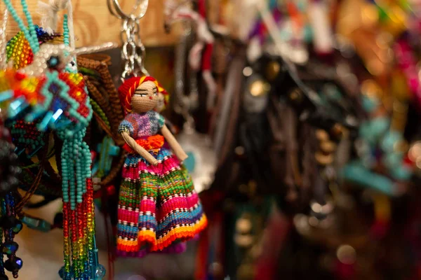Muñecas guatemaltecas típicas Muñecas Preocupadas coloridas en el mercado — Foto de Stock